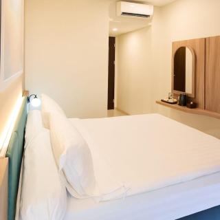 Front One Hotel Mesir Surabaya - 4