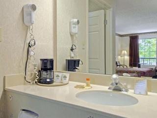 Days Inn & Suites by Wyndham Fort Valley - 1