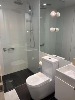 Urban Chic with Skyline Views 1 Free Parking - 6