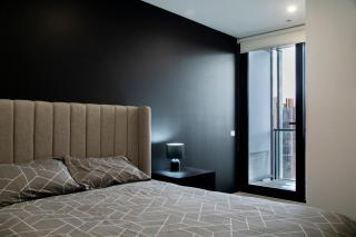 Urban Chic with Skyline Views 1 Free Parking - 4