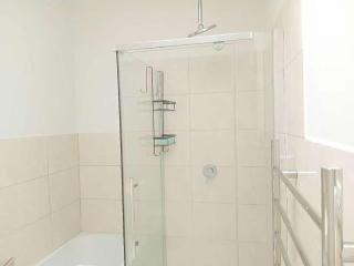 Private Double Room with Desk & Wardrobe 3 - 3