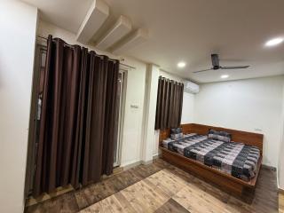 The Golden Hour Penthouse An Urban Sanctuary - 5