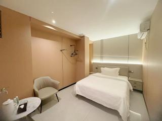 Four Seasons Hotel - 4