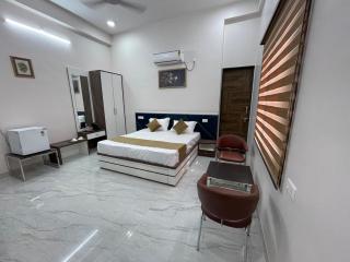 Hotel The Central Inn - 2