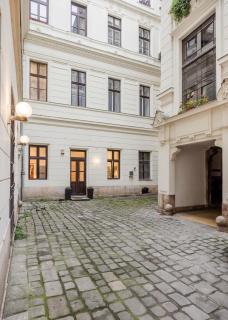 Historic Danube Luxury Chic Riverside Stay Suite - 1