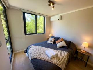 Pucón CENTRO, a pasos de la PLAYA y el LAGO, VISTA al VOLCÁN, Depto NUEVO con Aire Acondicionado, Camas y Plumones ROSEN, 2 Dorm, 2 Baños, 1 Estacionamiento Subterráneo, Terraza, Wifi Alta Velocidad, Ascensor, a pasos del Casino ENJOY - 0