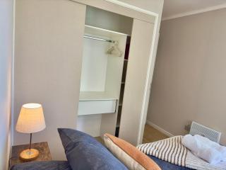 Pucón CENTRO, a pasos de la PLAYA y el LAGO, VISTA al VOLCÁN, Depto NUEVO con Aire Acondicionado, Camas y Plumones ROSEN, 2 Dorm, 2 Baños, 1 Estacionamiento Subterráneo, Terraza, Wifi Alta Velocidad, Ascensor, a pasos del Casino ENJOY - 4