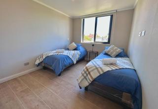 Pucón CENTRO, a pasos de la PLAYA y el LAGO, VISTA al VOLCÁN, Depto NUEVO con Aire Acondicionado, Camas y Plumones ROSEN, 2 Dorm, 2 Baños, 1 Estacionamiento Subterráneo, Terraza, Wifi Alta Velocidad, Ascensor, a pasos del Casino ENJOY - 3