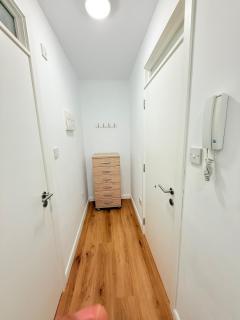 Spacious 2 Bedroom Apartment Centre Of Town - 2