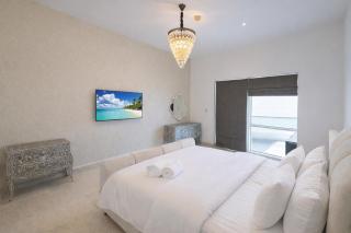 Charming Room Bath inside & Balcony - Dubai - 5