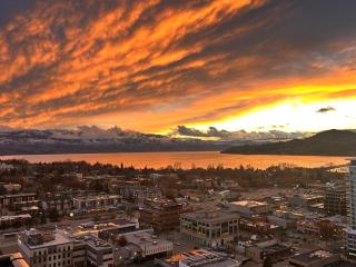 Stunning Lake Views - downtown 2 Bedroom apartment - rooftop lounge - 9