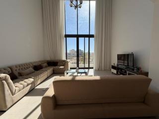 Bright Kamaran 2BR | Lofty Ceilings & Pool Access - 8