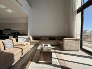 Bright Kamaran 2BR | Lofty Ceilings & Pool Access - 7