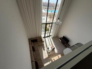 Bright Kamaran 2BR | Lofty Ceilings & Pool Access - 5