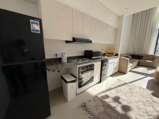 Bright Kamaran 2BR | Lofty Ceilings & Pool Access - 4