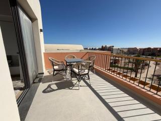 Bright Kamaran 2BR | Lofty Ceilings & Pool Access - 2