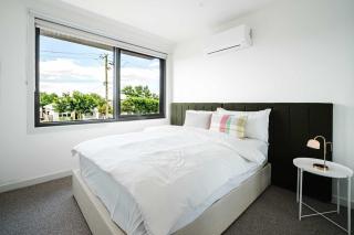 Sunny Modern Townhouse in Yarraville - 7