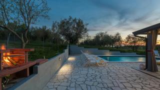 Villa Pendolina with pool and grill in Umag - 1