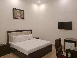 Comfortable Guest Room in Central Gulberg Near MM Alam Road and Liberty Market, Lahore - 0