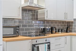 Latimer Flat 1 - Spacious 2-Bed Apt - Sleeps 7 - Ground Flr - 4