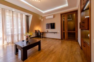 Central Cozy Apartment On Rustaveli - 3