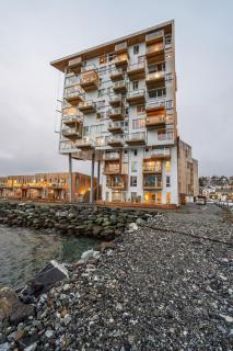 Deluxe Arctic Seafront with Sea & Mountain views - 7