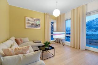 Deluxe Arctic Seafront with Sea & Mountain views - 5