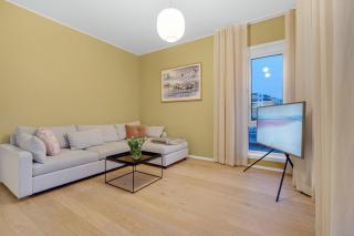 Deluxe Arctic Seafront with Sea & Mountain views - 6