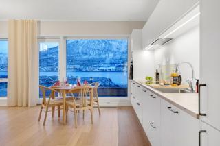Deluxe Arctic Seafront with Sea & Mountain views - 2