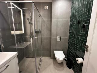 Panoramic River View I Spacious Modern 2BR Apartment - 9