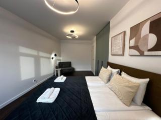 Panoramic River View I Spacious Modern 2BR Apartment - 6