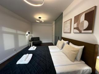 Panoramic River View I Spacious Modern 2BR Apartment - 3