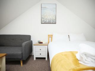 Filton Place, Newly Refurbed 6 Bed all ensuite house by N And N Stays Ltd, Perfect for contractors and Corporate stays, Close to YTL Arena Site, Long Stay Disc, Pvt Parking for Vans and and work vehicles, Wifi - 2