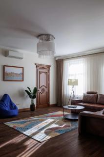 Balcony View in ultracentral Chisinau - Spacious 4 room Living & high end amenities - AC & Bean-Coffee Bar - GrandStay - 2