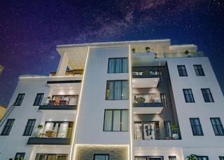 Premier Plush Apartments - 7