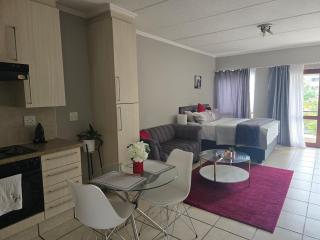 Stylish Bachelor Pad in the Heart of Fourways - 6