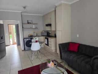 Stylish Bachelor Pad in the Heart of Fourways - 8