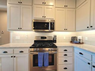 Chasing Sunsets Lakeview Escape w Fire Pit & Screened Porch - 2