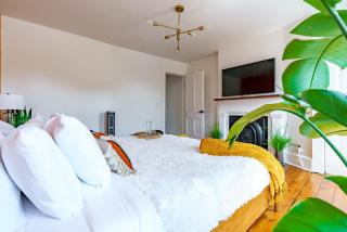 Jungle House Columbus Downtown Free Parking Sleeps 8 - Walk to Convention Center & Nationwide Arena - 2BR Short North Luxury Home - Over 5,800 Five Star Stays - 3