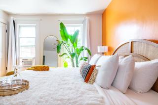 Jungle House Columbus Downtown Free Parking Sleeps 8 - Walk to Convention Center & Nationwide Arena - 2BR Short North Luxury Home - Over 5,800 Five Star Stays - 5