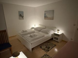 3-Room Apartment for Business Travelers or Familie, Free WiFi & TV with 100 Countries, DAZN, Sky, Netflix & Disney - 9