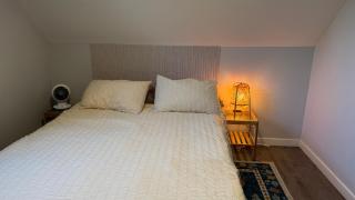 Winnipeg cozy 2 bed 1 bath home - 10 min drive to HSC - 7