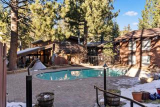 2BR Overlooks Shared Pool Near Gondola & Village - Mammoth Lakes - 0
