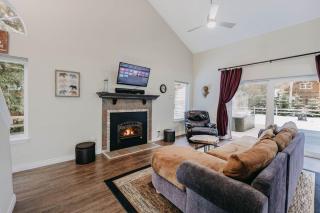 62SL - Hot Tub - WiFi - Fireplace - Pets Ok home - 6