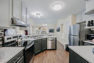 62SL - Hot Tub - WiFi - Fireplace - Pets Ok home - 4