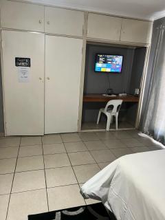 Stay at Home Airport Lodge - 5