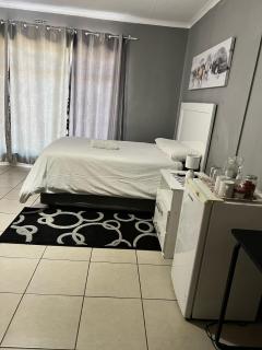 Stay at Home Airport Lodge - 3