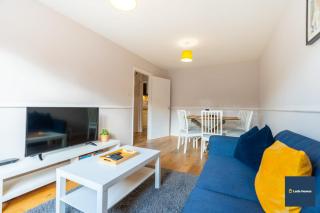 Camberley Spacious and Comfy 3 Bedroom Home, Next to Frimley Hospital with Parking - 4