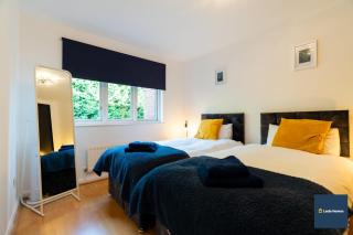 Camberley Spacious and Comfy 3 Bedroom Home, Next to Frimley Hospital with Parking - 1