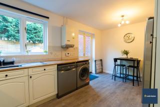 Camberley Spacious and Comfy 3 Bedroom Home, Next to Frimley Hospital with Parking - 1